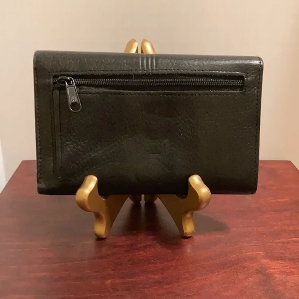 Buxton women’s black leather multiple compartment wallet